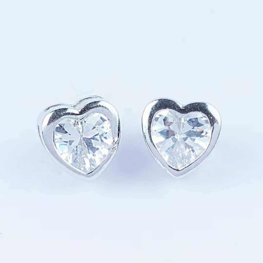 /public/photos/live/Solitaire Heart Moissanite Stud Earrings 521 (2).webp
